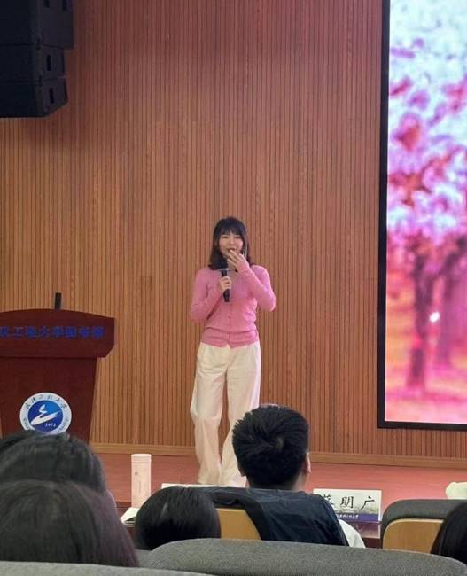 ÄÐ×ÓºÍÅ®ÈËÔÚµçÊÓǰµÍ¿ÉÐŶÈÐÎòÒÑ×Ô¶¯ÌìÉú